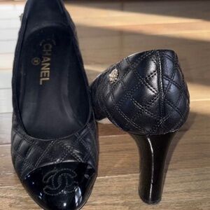 Size 7.5 Chanel 2016 Interlocking CC Pump